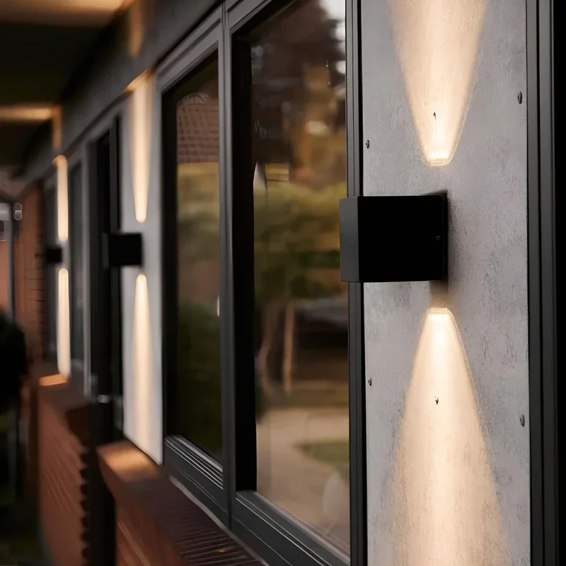 Justerbar Væglampe i Sort Aluminium med Cube Design