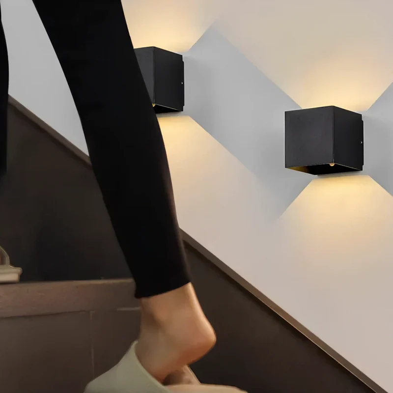 Justerbar Væglampe i Sort Aluminium med Cube Design