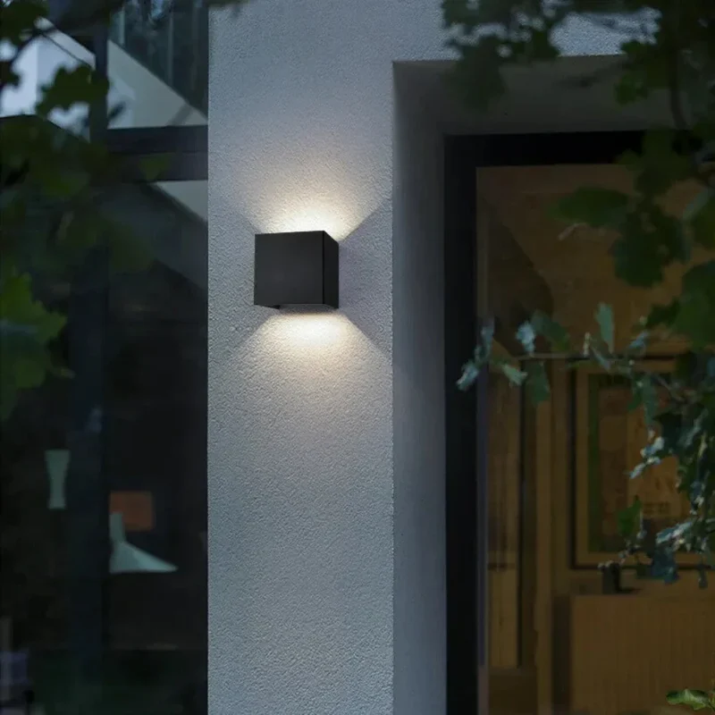 Justerbar Væglampe i Sort Aluminium med Cube Design