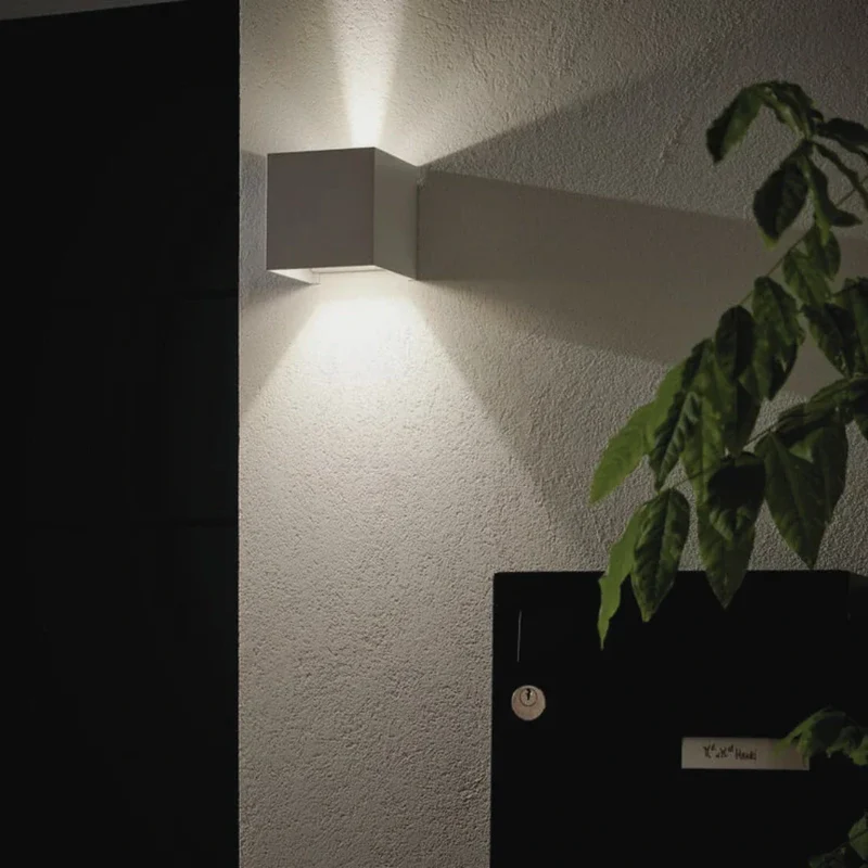 Justerbar Væglampe i Sort Aluminium med Cube Design