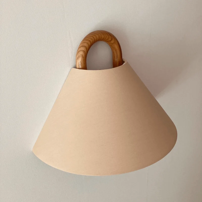 Elegant væglampe i træ og stof til hyggelig belysning