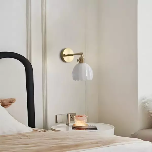 Væglys i Vintage Glas med Tulipan Design og Messing Finish