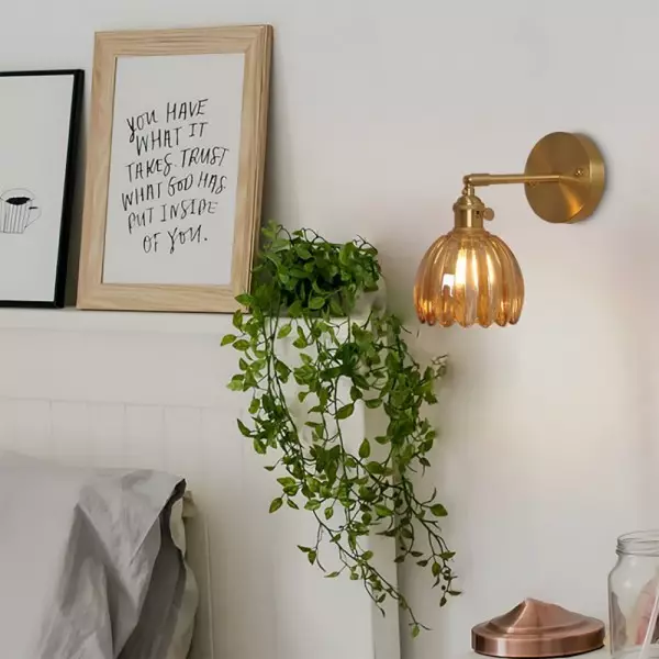 Væglys i Vintage Glas med Tulipan Design og Messing Finish