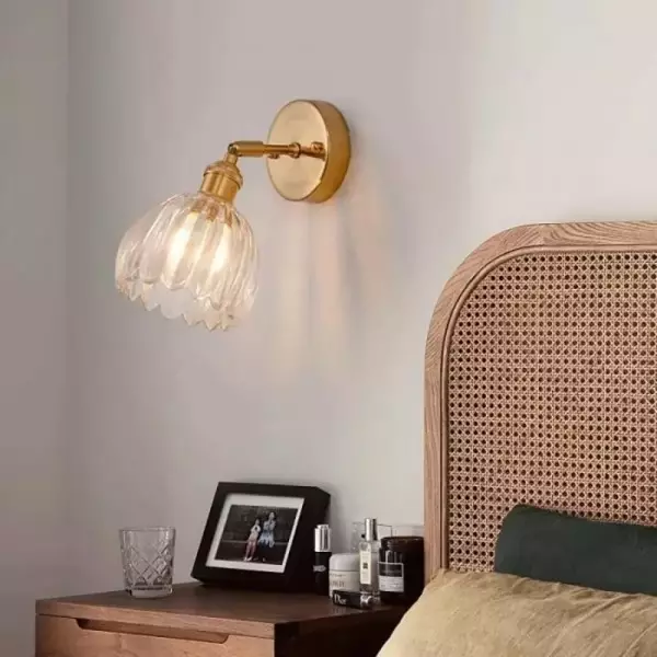 Væglys i Vintage Glas med Tulipan Design og Messing Finish