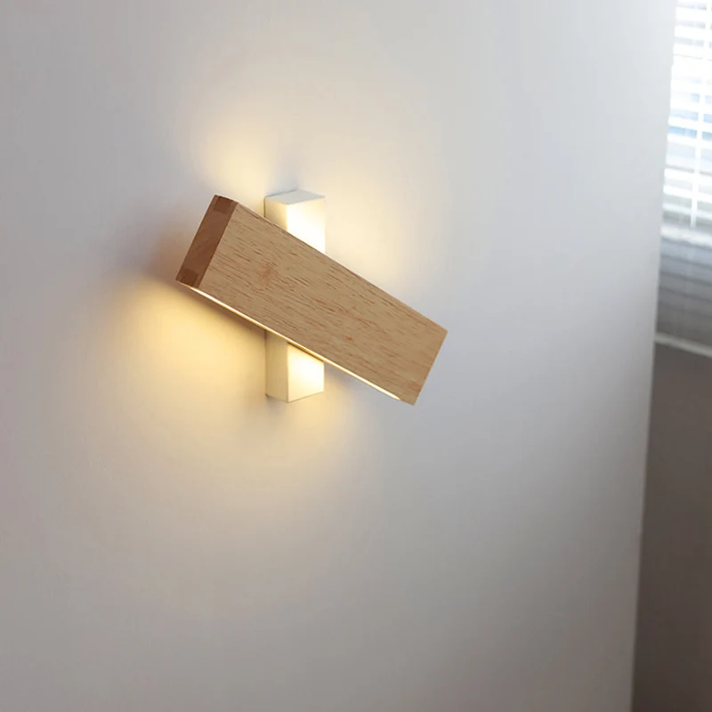 Væglampe i Træ med Justerbar LED for Optimal Belysning