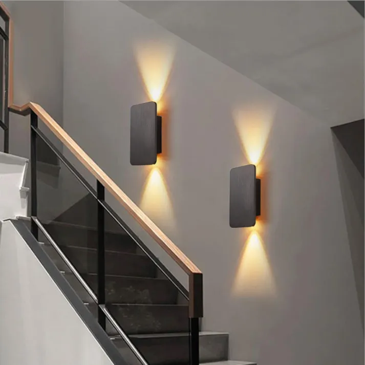 Moderne Væglampe i Metal – Elegant LED Belysning