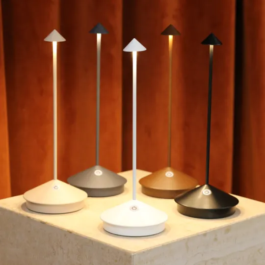 Trådløs LED Bordlampe – Stilfuld og Justerbar Belysning