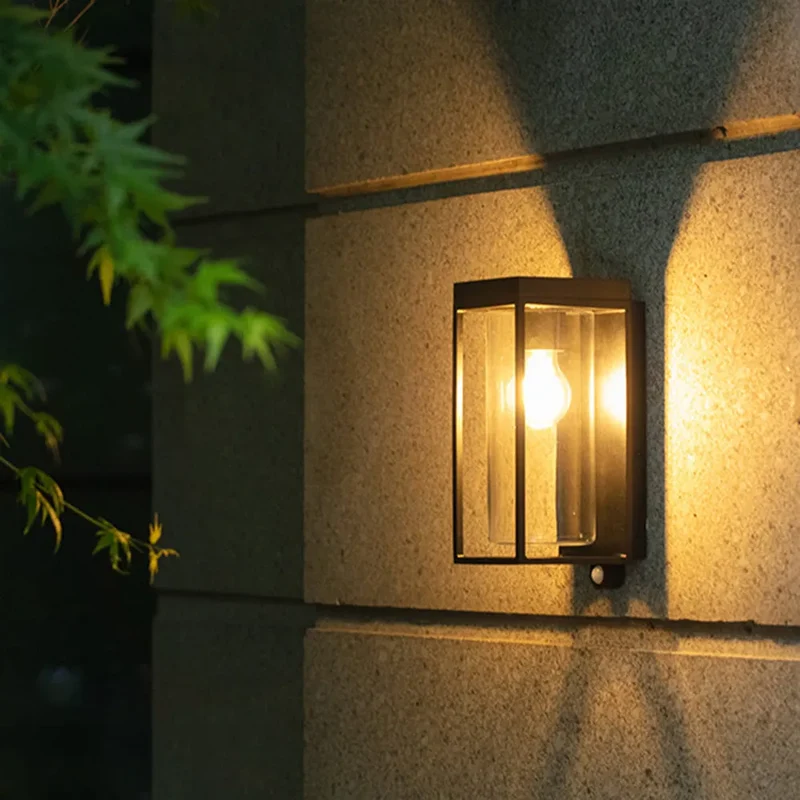 Elegant Udendørslampe i Sort Metal med Glas og Solenergi