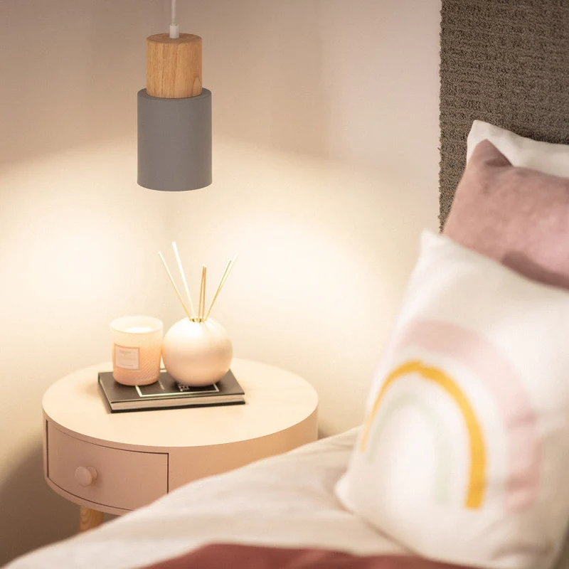 Elegant Træpendel i Sort – Moderne Cylinderdesign