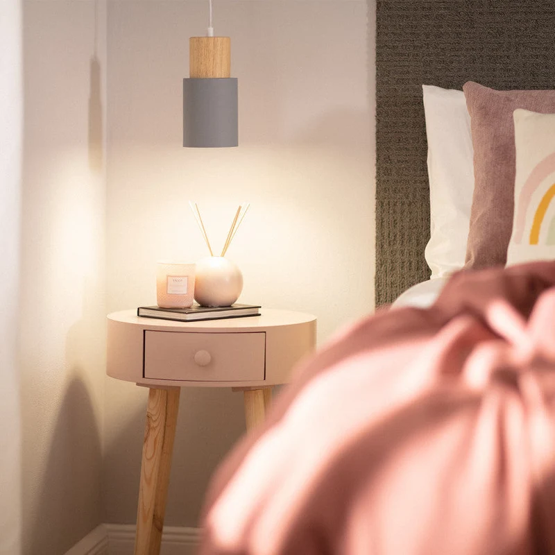 Elegant Træpendel i Sort – Moderne Cylinderdesign