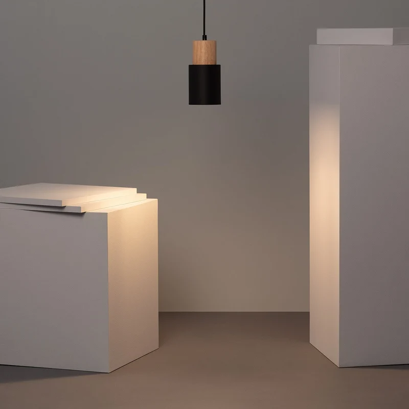 Elegant Træpendel i Sort – Moderne Cylinderdesign