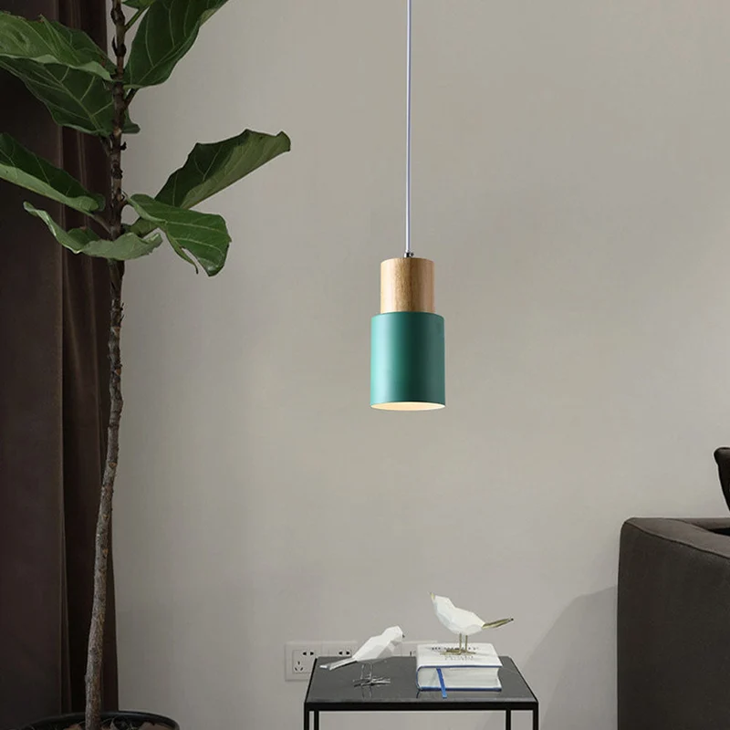 Elegant Træpendel i Sort – Moderne Cylinderdesign