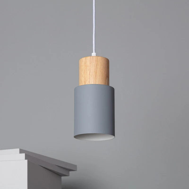 Elegant Træpendel i Sort – Moderne Cylinderdesign