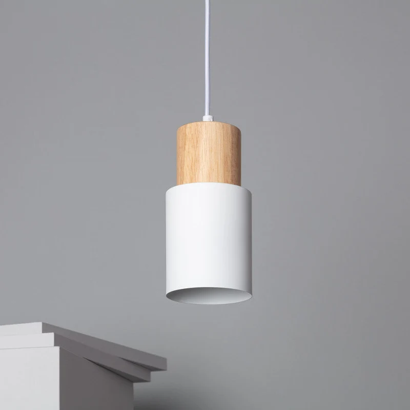 Elegant Træpendel i Sort – Moderne Cylinderdesign