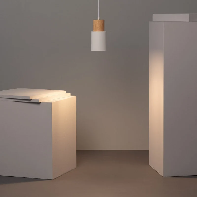 Elegant Træpendel i Sort – Moderne Cylinderdesign