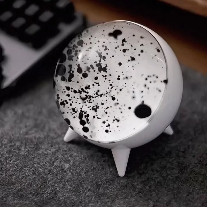 Trådløs Højttaler med Ferrofluid Display – Visuel Musikoplevelse