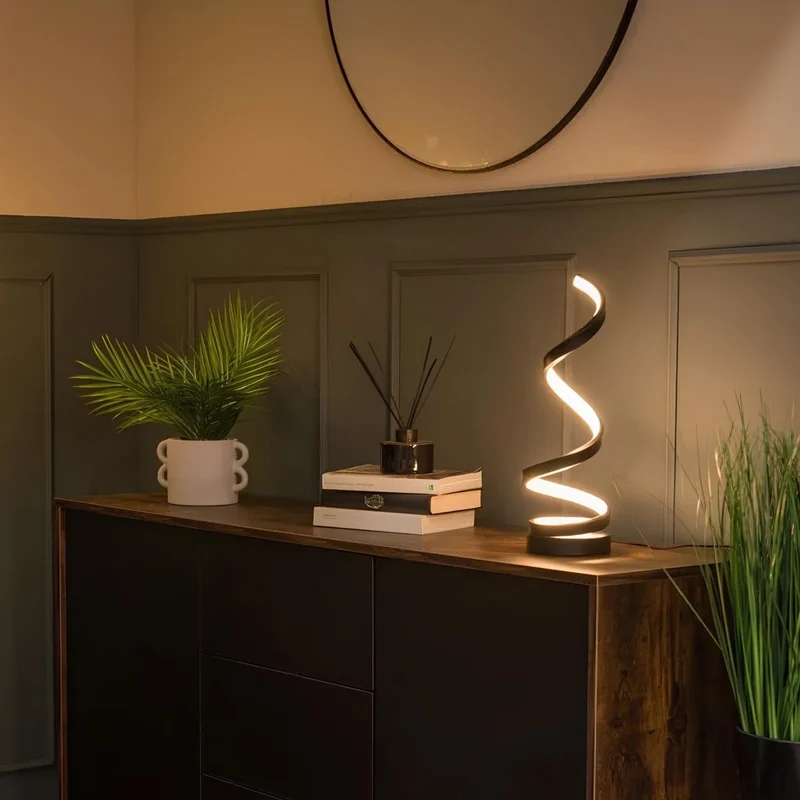Elegant LED Bordlampe med Justerbar Lysstyrke og Design