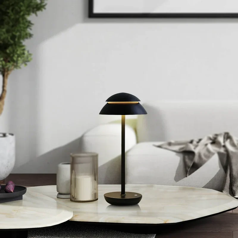 Stilren Trådløs Bordlampe i Metal med Justerbar Lysstyrke
