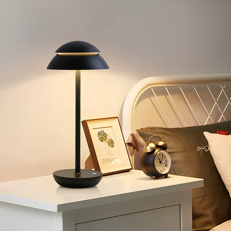 Stilren Trådløs Bordlampe i Metal med Justerbar Lysstyrke