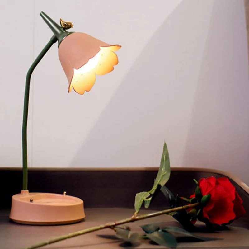 Elegant LED Bordlampe med Blomsterdesign - Lang Batteritid