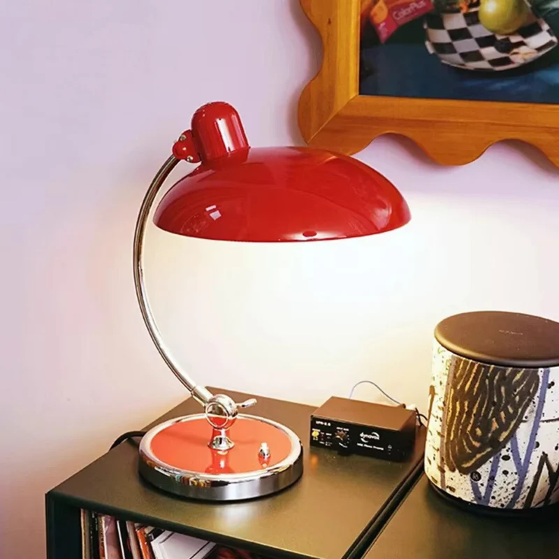 Stilren bordlampe i krom med Bauhaus-design