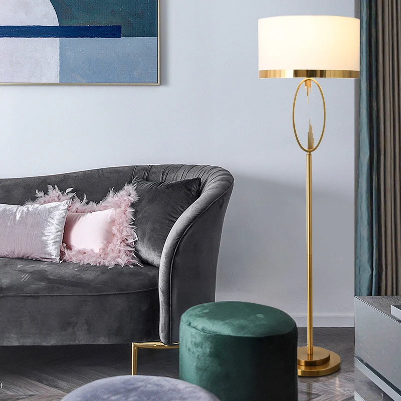 Golvlampa med Tygskärm och LED-ljus