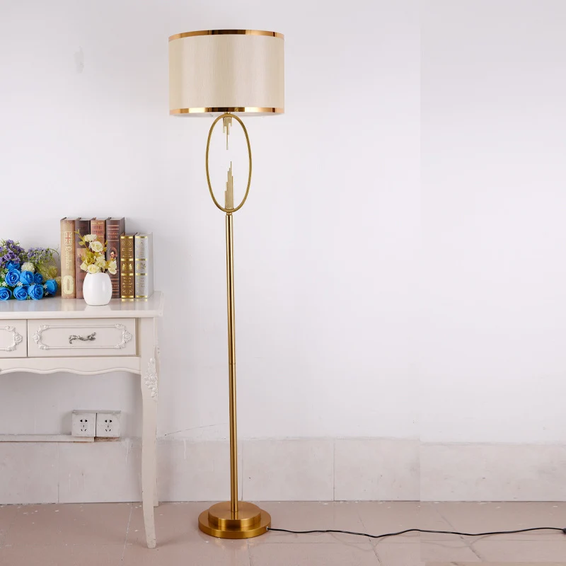 Golvlampa med Tygskärm och LED-ljus