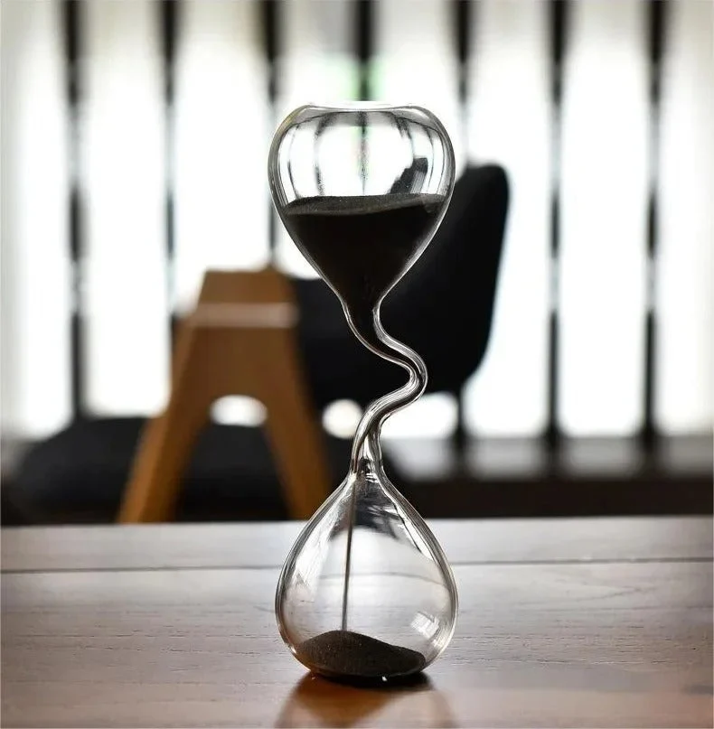 Stilfuldt Timeglas: Sort Elegance & Beroligende Design
