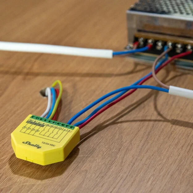 Shelly Plus RGBW PM - Módulo para Fita de Leds WiFi/BT