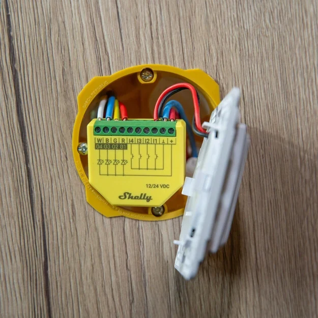 Shelly Plus RGBW PM - Módulo para Fita de Leds WiFi/BT