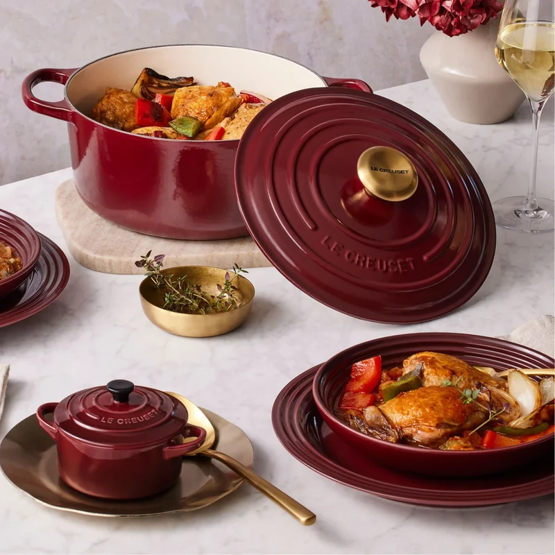 Le Creuset Signature Round Casserole, 26 cm, 5.3L, Garnet