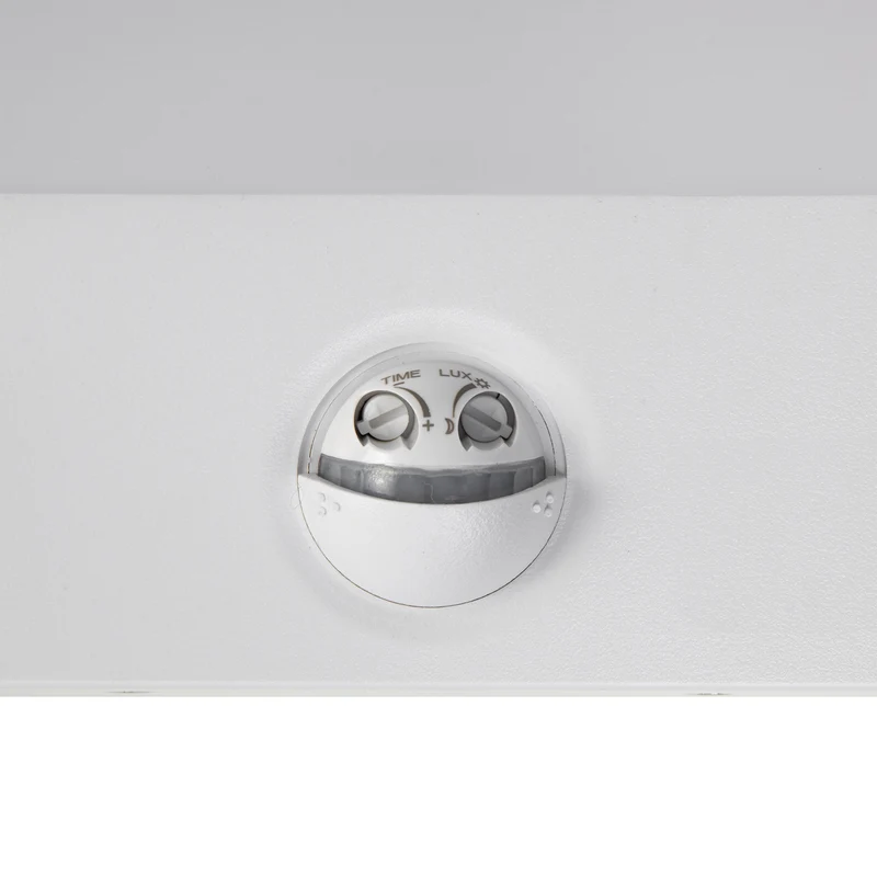 Maclean MCE344 W motion sensor LED lamp. Equipped with a PIR motion sensor, it emits a neutral white light (4000K) with 15W power and 1560lm brightness. Rated IP65, it ensures durability and reliability in various settings.