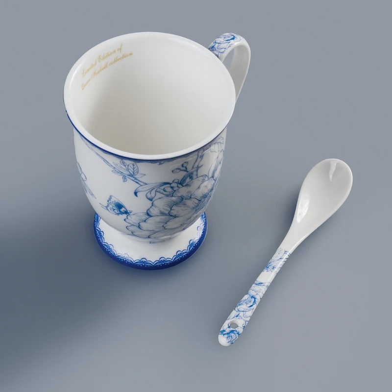 Elegant porslin med en unik och konstnärlig design.