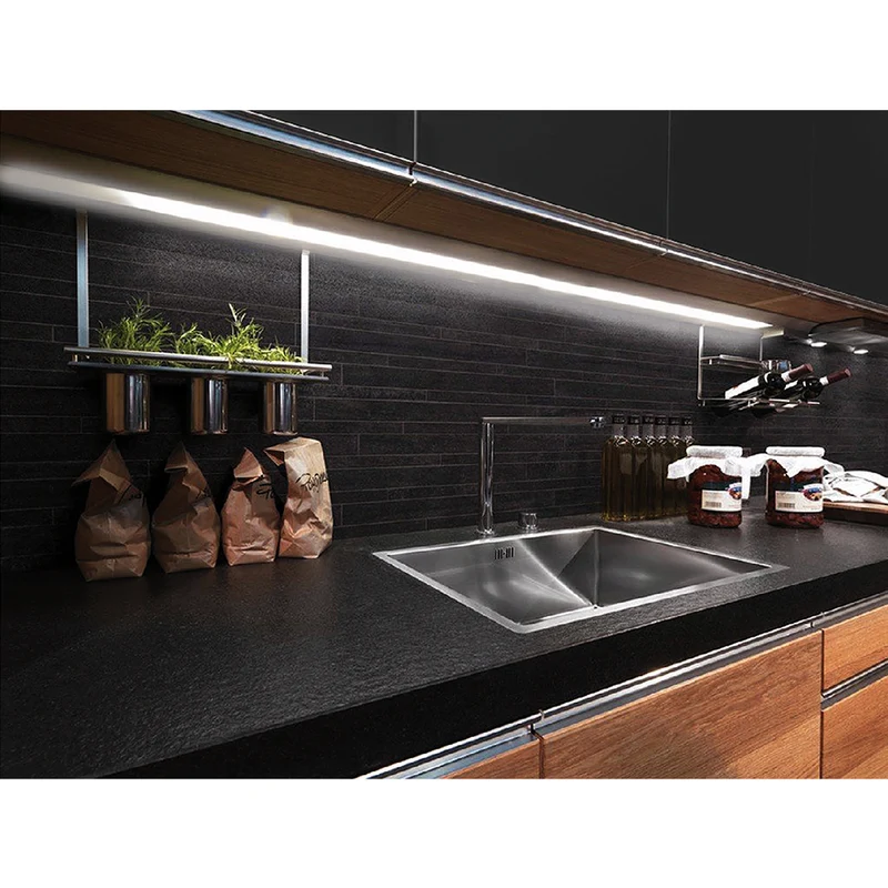 LED-linjelampa för montering under skåp, set med 2 moduler, fjärrkontroll och strömförsörjning från Maclean Energy MCE245 – max 4 moduler per strömförsörjning