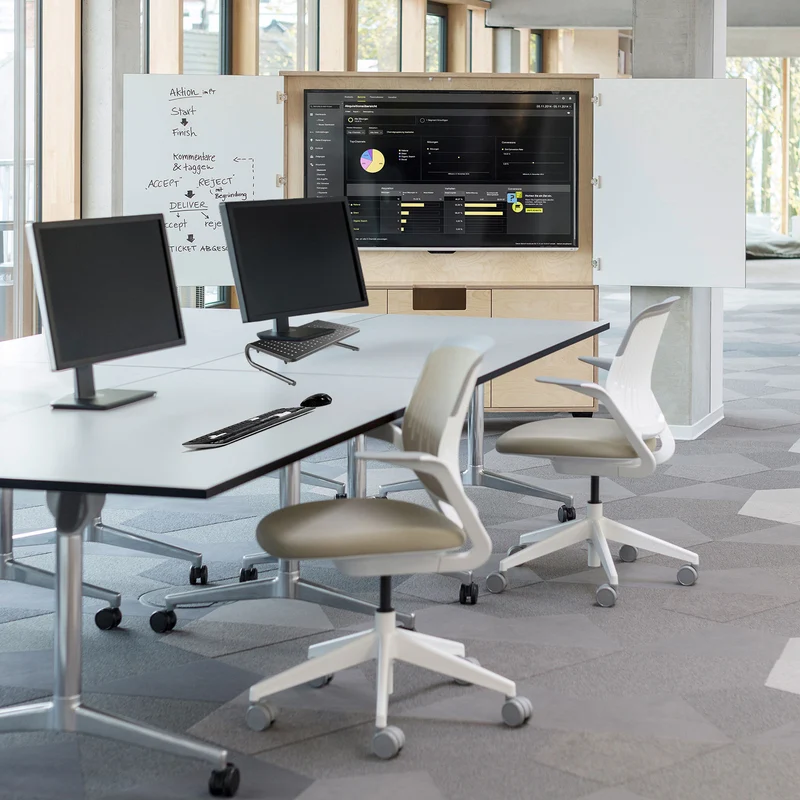 Maclean skärm- och laptopstativ, modell MC-948, passar skärmar och laptops på 13-32 tum. Effektivt förbättrar arbetsytan och ergonomin.