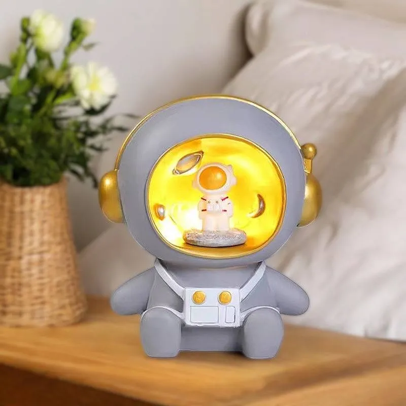 Astronaut Sparegris & Natlampe – Fortryllende Rumdesign