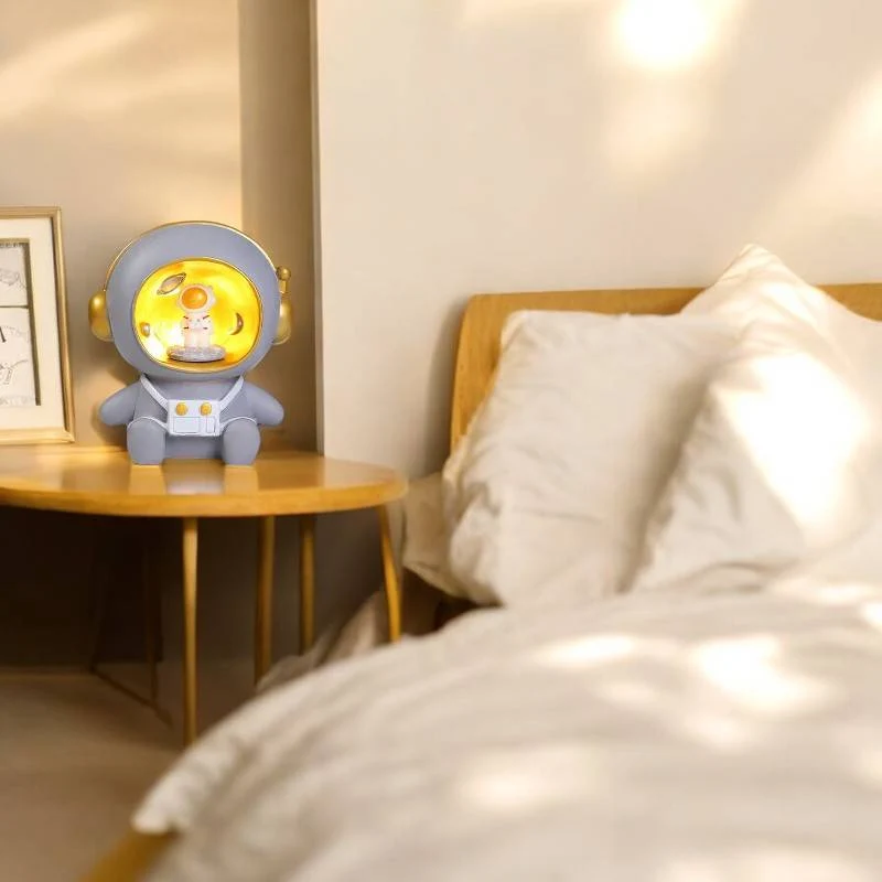 Astronaut Sparegris & Natlampe – Fortryllende Rumdesign
