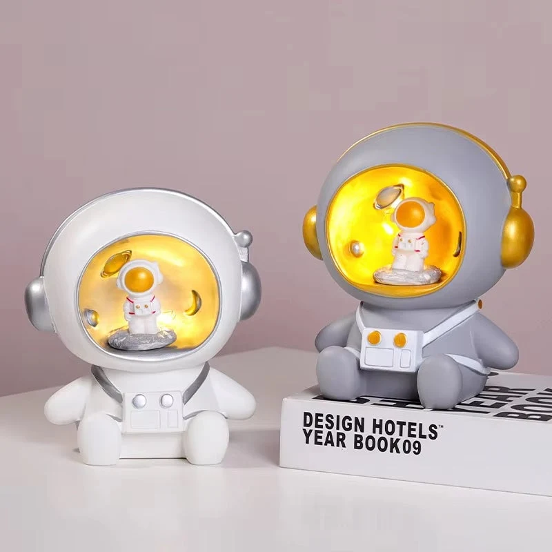 Astronaut Sparegris & Natlampe – Fortryllende Rumdesign